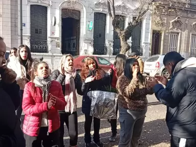 El escrache de las madres y padres del colegio platense Universitas que tenía una conexión de gas ilegal y expuso a los alumnos a una intoxicación.