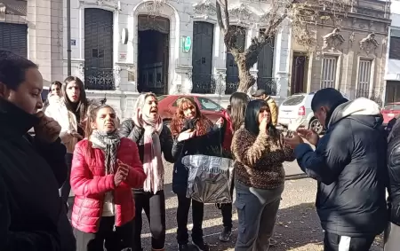 El escrache de las madres y padres del colegio platense Universitas que tenía una conexión de gas ilegal y expuso a los alumnos a una intoxicación.
