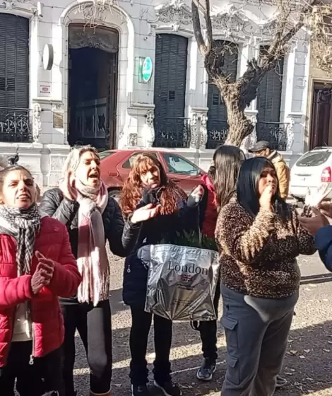 El escrache de las madres y padres del colegio platense Universitas que tenía una conexión de gas ilegal y expuso a los alumnos a una intoxicación.