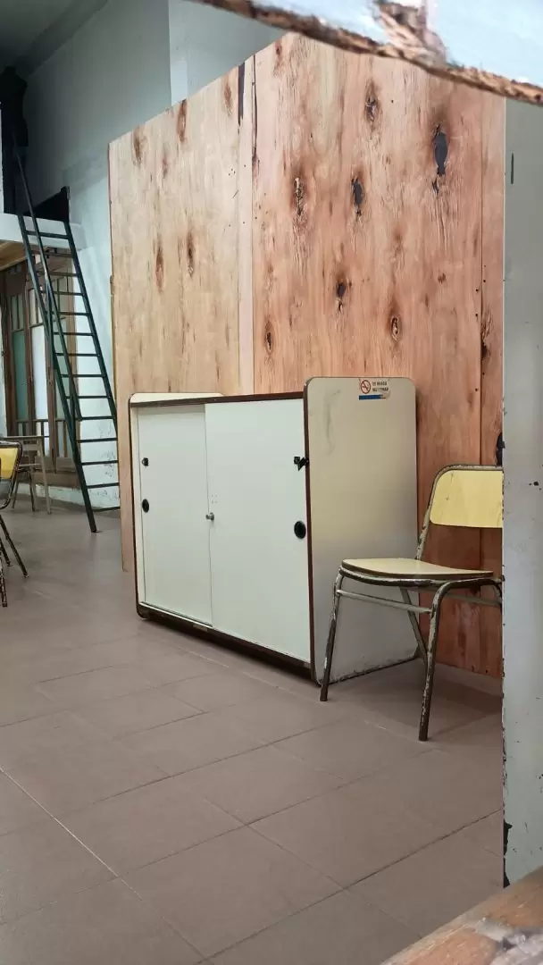 La falsa pared de madera que separaba a la escuela de la conexin ilegal de gas del colegio Universitas.