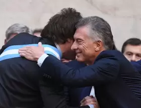Milei saludando a Macri a minutos de haber asumido la presidencia