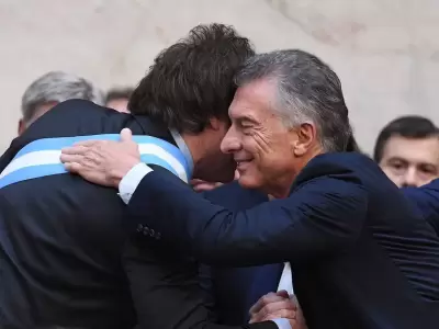Milei saludando a Macri a minutos de haber asumido la presidencia
