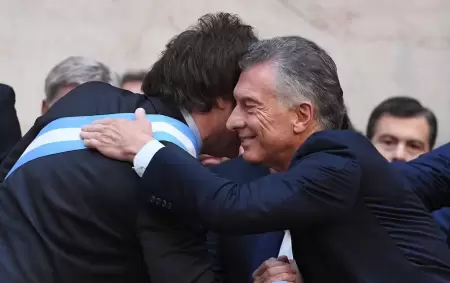 Milei saludando a Macri a minutos de haber asumido la presidencia