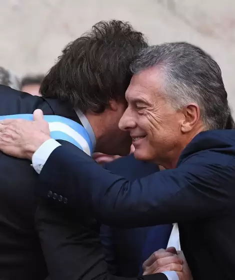 Milei saludando a Macri a minutos de haber asumido la presidencia