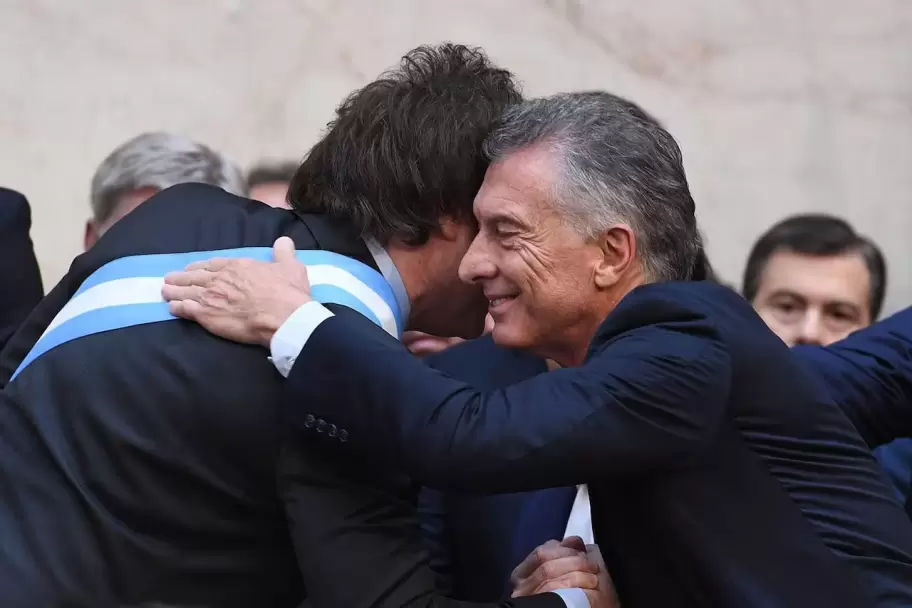 Milei saludando a Macri a minutos de haber asumido la presidencia