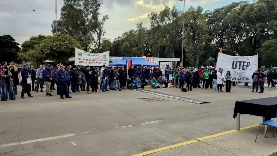 Trabajadores junto a organizaciones polticas y sociales reclaman contra las medidas de Sturzenegger.