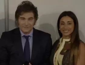 Javier Milei y la valijera libertaria Laura Belén Arrieta.