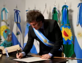 Javier Milei durante la firma del Pacto de Mayo en la Casa Histórica