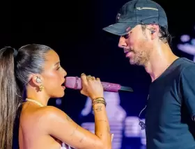Emilia Mernes y Enrique Iglesias
