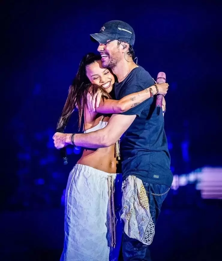 Emilia Mernes y Enrique Iglesias interpretaron "Hroe"