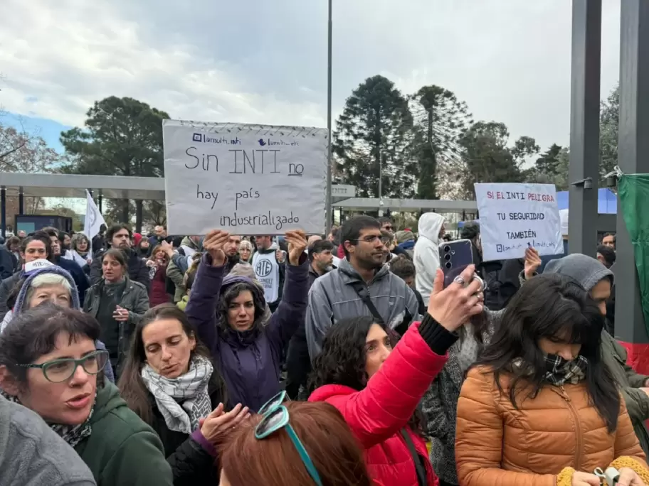 Los trabajadores del INTI fueron reprimidos por las fuerzas de seguridad tras su protesta contra el decreto que los desregulara.