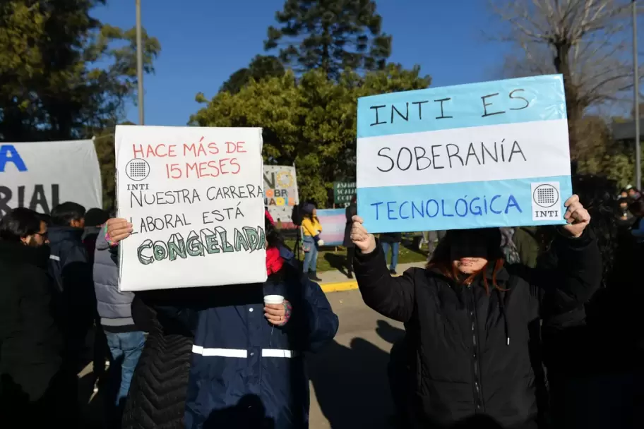 Manifestantes del INTI con sus reclamos en pancartas.
