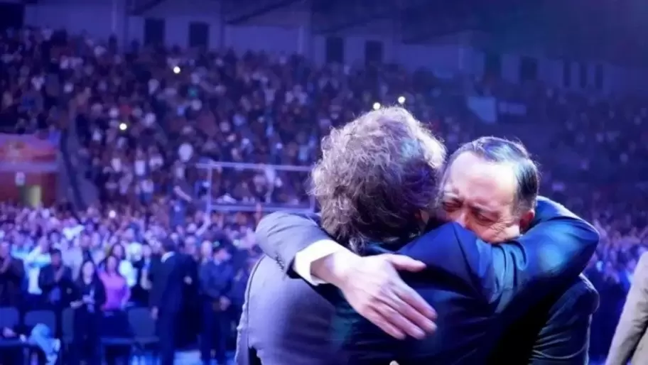 Jorge Ledesma abrazadsimo a Milei