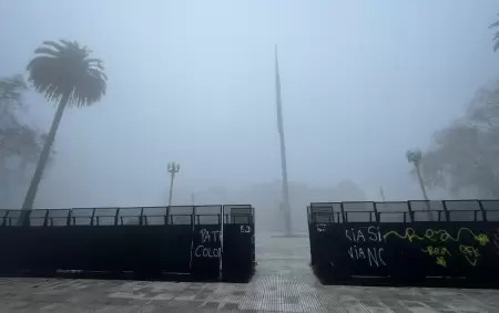 Al menos una decena de vuelos fueron desviados