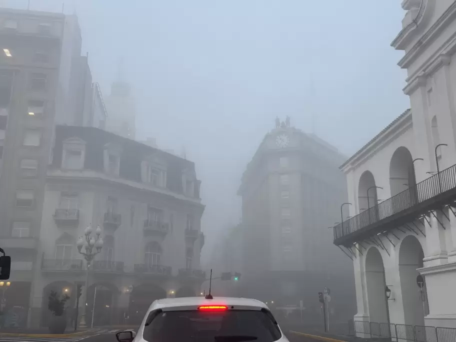 Hay demoras en los accesos y desvan vuelos
