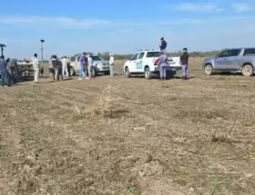 Las autoridades trabajando en el lugar donde falleció la mujer que cayó de un tractor en Sáenz Peña, Chaco.