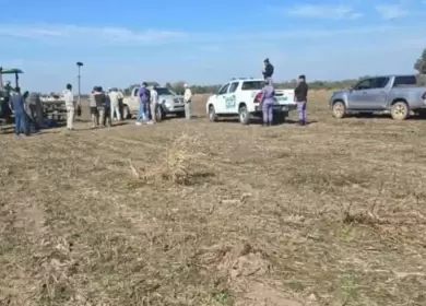 Las autoridades trabajando en el lugar donde falleció la mujer que cayó de un tractor en Sáenz Peña, Chaco.