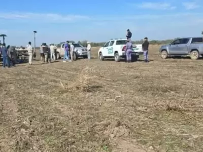 Las autoridades trabajando en el lugar donde falleci la mujer que cay de un tractor en Senz Pea, Chaco.