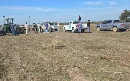 Las autoridades trabajando en el lugar donde falleció la mujer que cayó de un tractor en Sáenz Peña, Chaco.