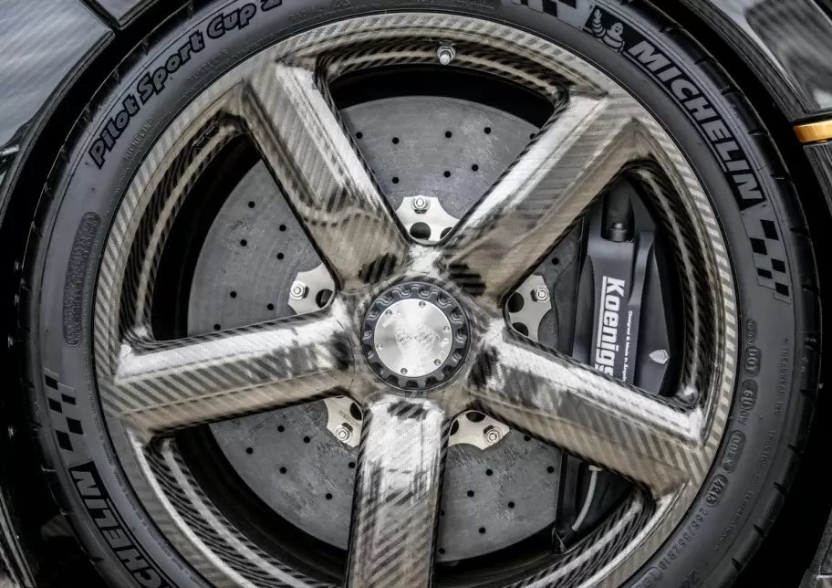 Detalle de neumtico Michelin y llanta de carbono: calidad, diseo y rendimiento en alto nivel.