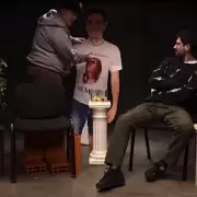 El influencer Mortedor golpe una gigantografa de un "kirchnerista", se baj los pantalones y se sent en una foto de CFK