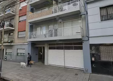Hallan a una mujer y su hijo adolescente muertos en Caballito
