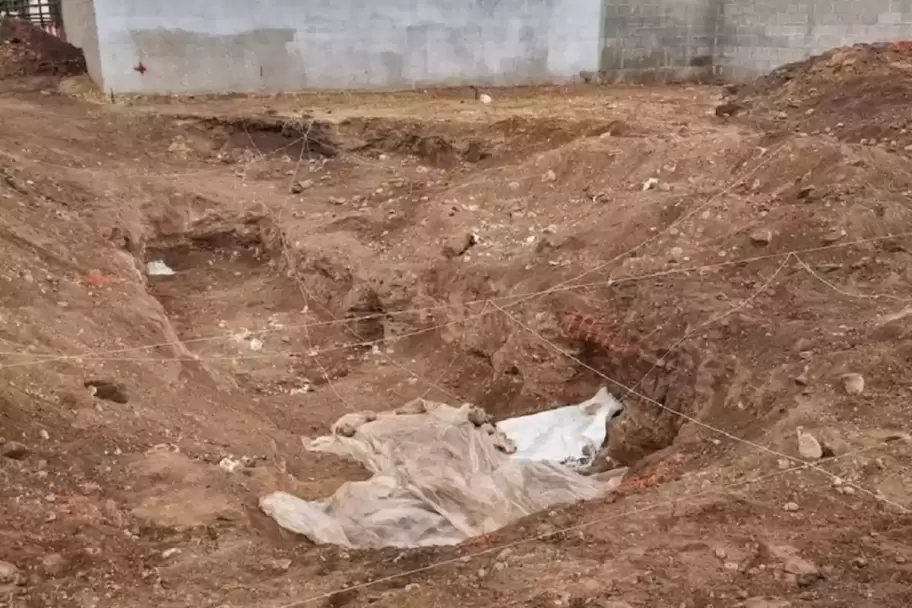 Encontraron una fosa comn cerca de Campo de la Ribera
