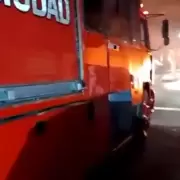 Arde Villa del Parque: un quemacoches incendió dos vehículos en plena madrugada y está prófugo