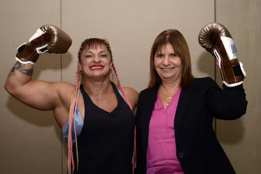 Alejandra "Locomotora" Oliveras junto a la ministra de Seguridad, Patricia Bullrich