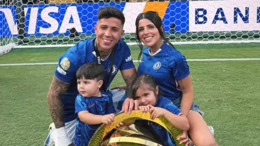 Enzo Fernández junto a su mujer, Valentina Cervantes, y sus hijos