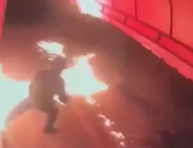 Fue a incendiar un local en Zárate y casi termina prendido fuego.