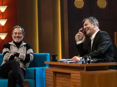 Guillermo Francella aceptó el cambio de roles y "arrinconó" a Pergolini con una filosa pregunta
