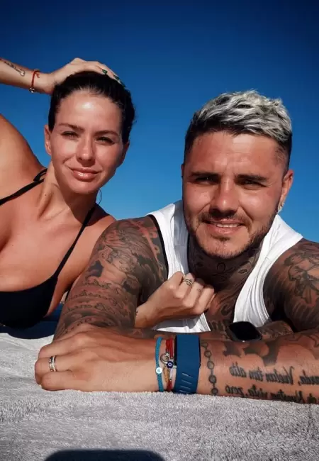 Mauro Icardi y Eugenia "La China" Suárez disfrutando el verano en el estrecho del Bósforo.