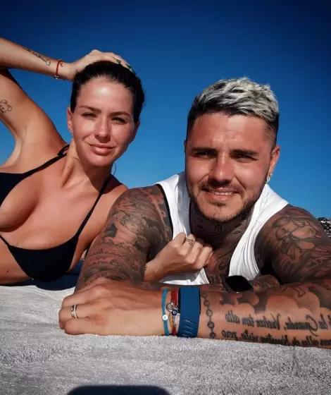 Mauro Icardi y Eugenia "La China" Suárez disfrutando el verano en el estrecho del Bósforo.