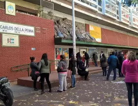 Detienen a la mamá y a la abuela de un nene por clavarle una birome al director de una escuela