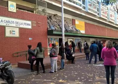 Detienen a la mamá y a la abuela de un nene por clavarle una birome al director de una escuela