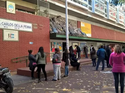 Detienen a la mam y a la abuela de un nene por clavarle una birome al director de una escuela
