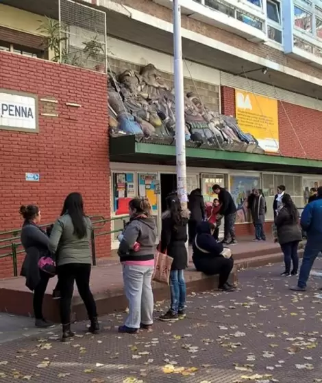 Detienen a la mamá y a la abuela de un nene por clavarle una birome al director de una escuela