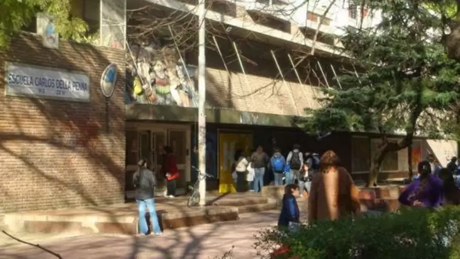 Detienen a la mam y a la abuela de un nene por clavarle una birome al director de una escuela
