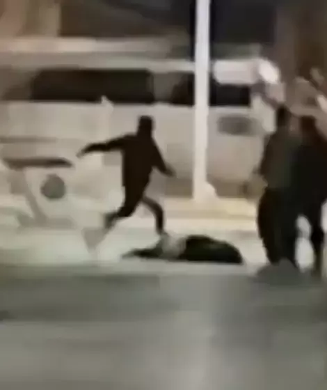 Brutal ataque a un joven en Mendoza: un polica le pate la cabeza