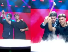 Guido Kaczka junto a un participante del portal del gong, el nuevo y polémico juego de su programa "Buenas noches, familia"