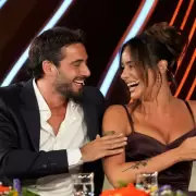 Quedate con quien te ame como Nico Occhiato a Flor Jazmín Peña: enamorado y orgulloso en el estreno de "La Llamada"