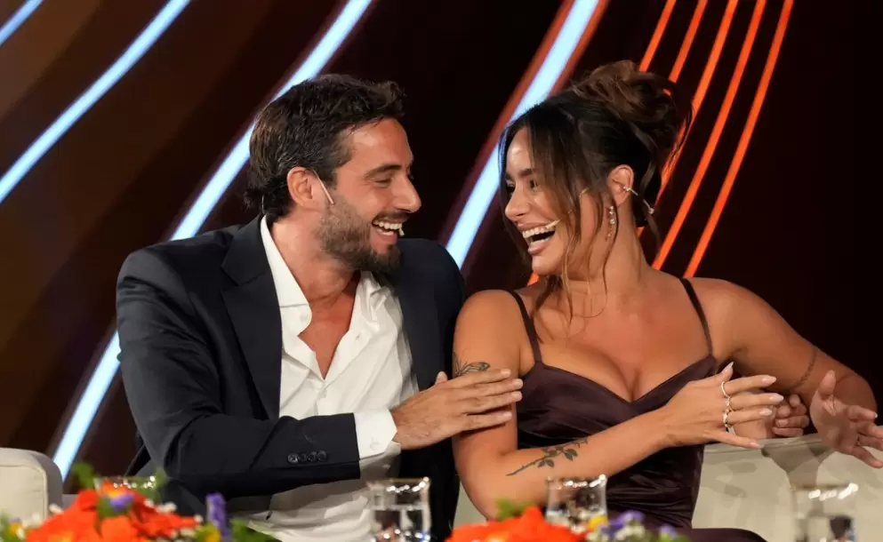 Quedate con quien te ame como Nico Occhiato a Flor Jazmín Peña: enamorado y orgulloso en el estreno de "La Llamada"