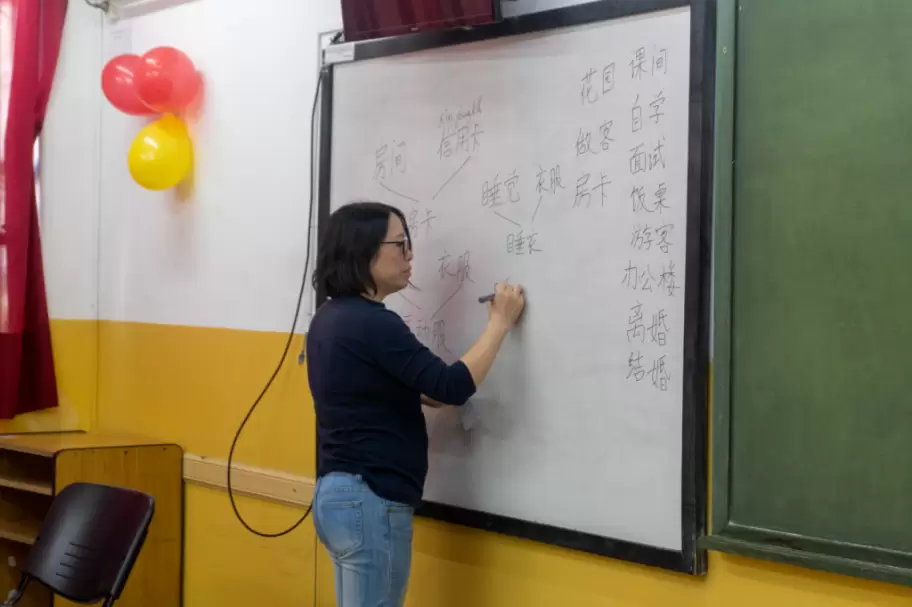 El CUI ofrece cursos de ingls, francs, italiano, portugus, alemn, chino, japons, coreano, ruso, hebreo, espaol, cataln, latn y rabe.