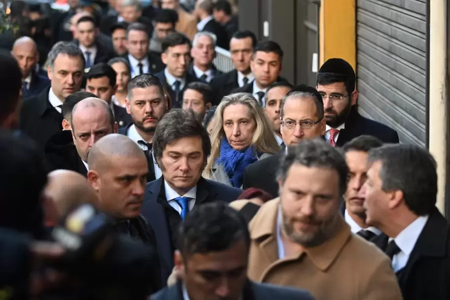 El presidente Javier Milei junto a su hermana Karina llegando al acto de la AMIA.
