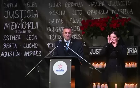 El titular de la AMIA, Osvaldo Armoza, en el acto por el 31 aniversario del atentado.