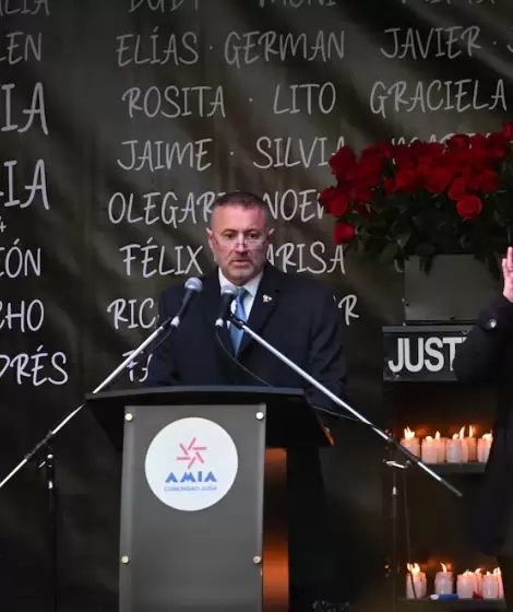 El titular de la AMIA, Osvaldo Armoza, en el acto por el 31 aniversario del atentado.