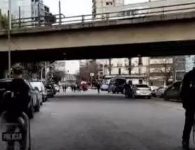 La Policía de la Ciudad cortó la bajada de 9 de Julio sur para investigar el crimen.