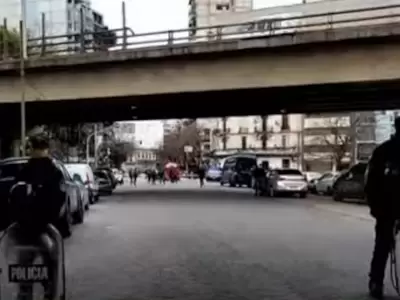 La Polica de la Ciudad cort la bajada de 9 de Julio sur para investigar el crimen.