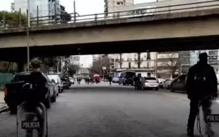 La Policía de la Ciudad cortó la bajada de 9 de Julio sur para investigar el crimen.